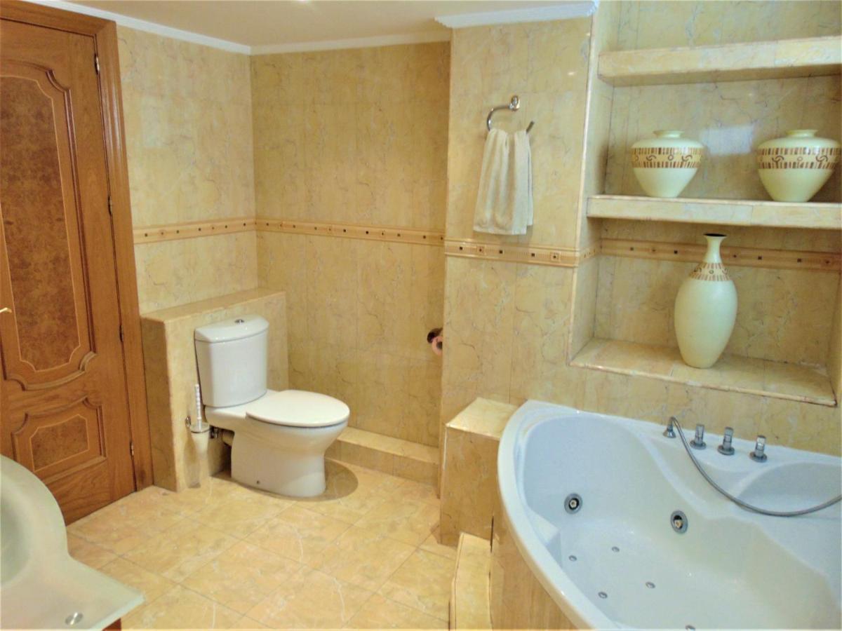 Beachfront, Two Bed- & Bathrooms, Private Parking Фуэнхирола Экстерьер фото