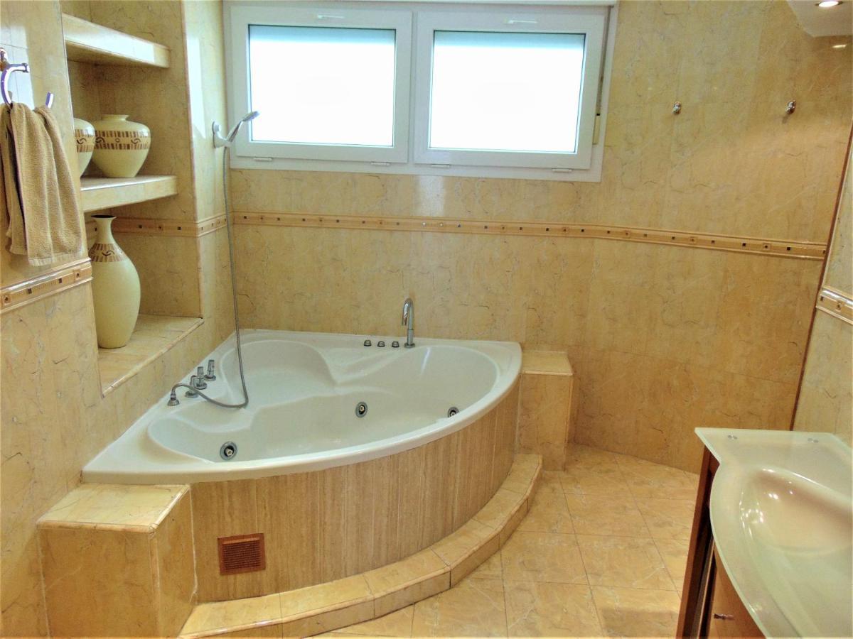 Beachfront, Two Bed- & Bathrooms, Private Parking Фуэнхирола Экстерьер фото