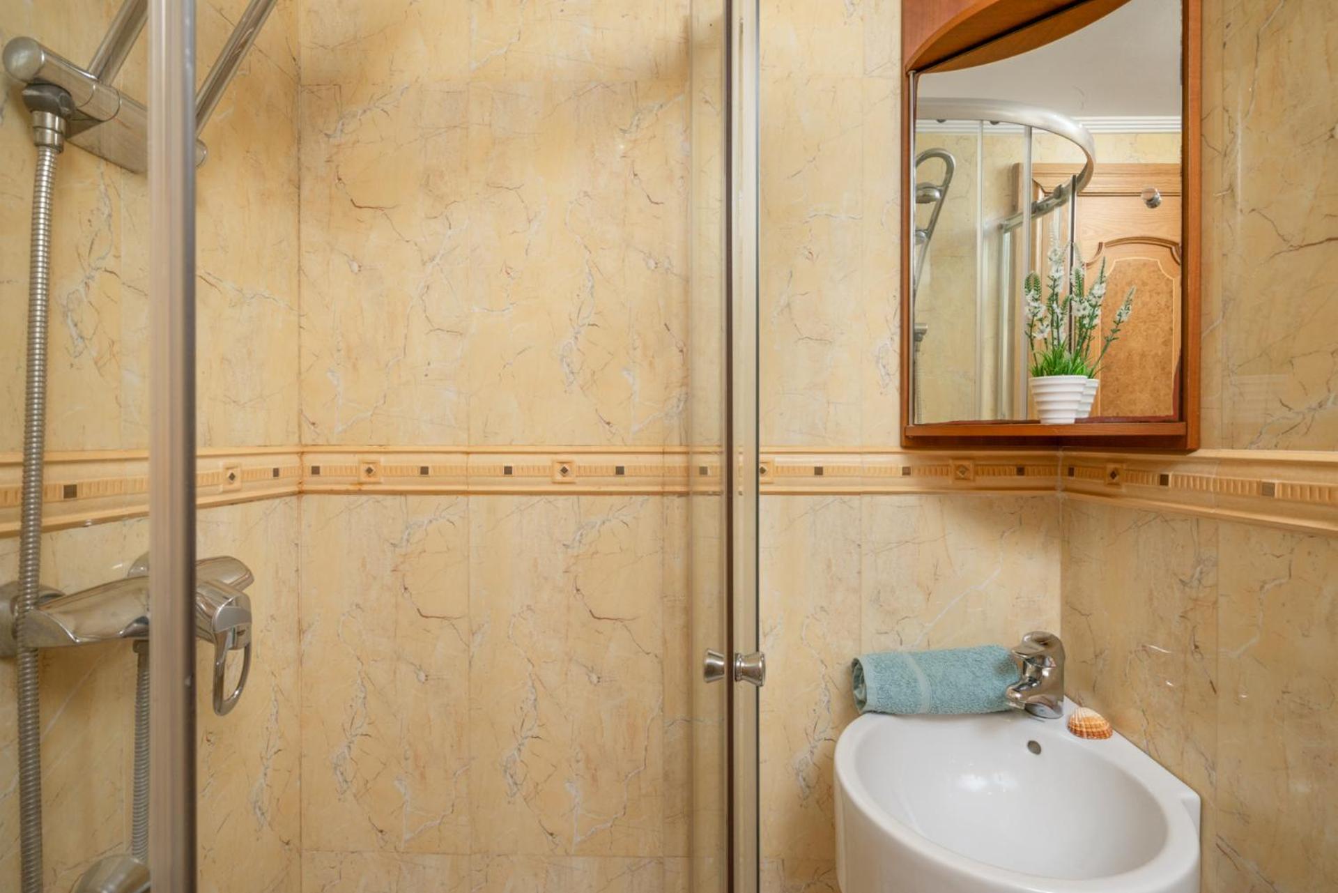 Beachfront, Two Bed- & Bathrooms, Private Parking Фуэнхирола Экстерьер фото