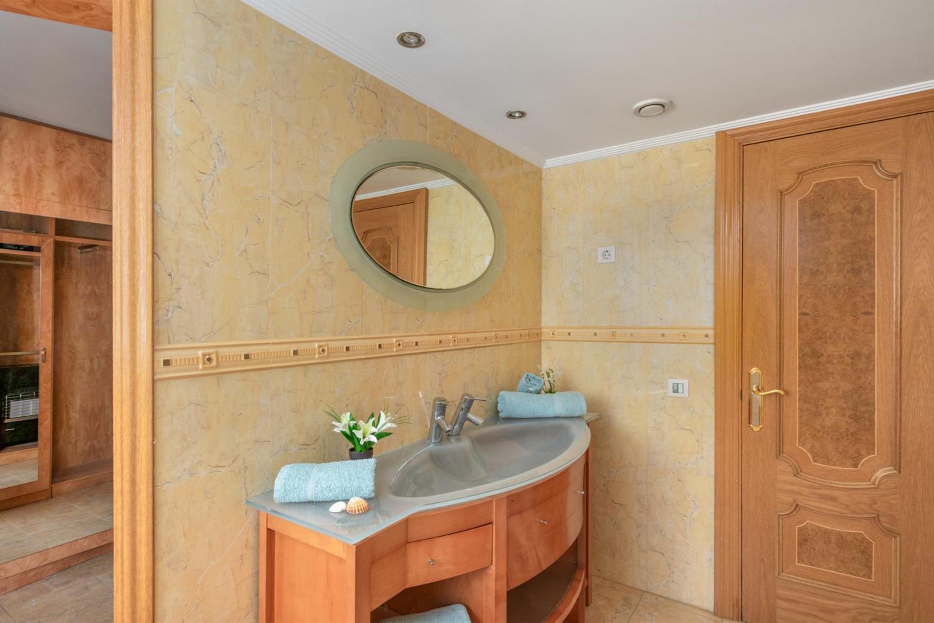 Beachfront, Two Bed- & Bathrooms, Private Parking Фуэнхирола Экстерьер фото