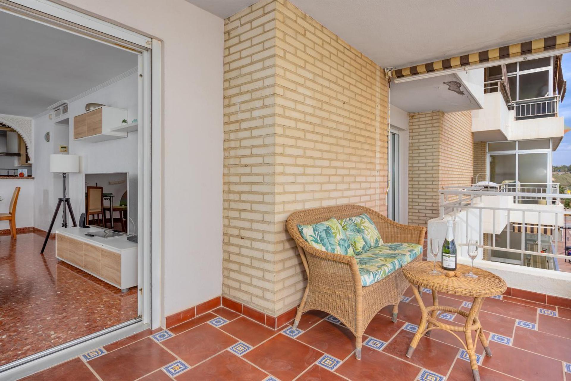 Beachfront, Two Bed- & Bathrooms, Private Parking Фуэнхирола Экстерьер фото