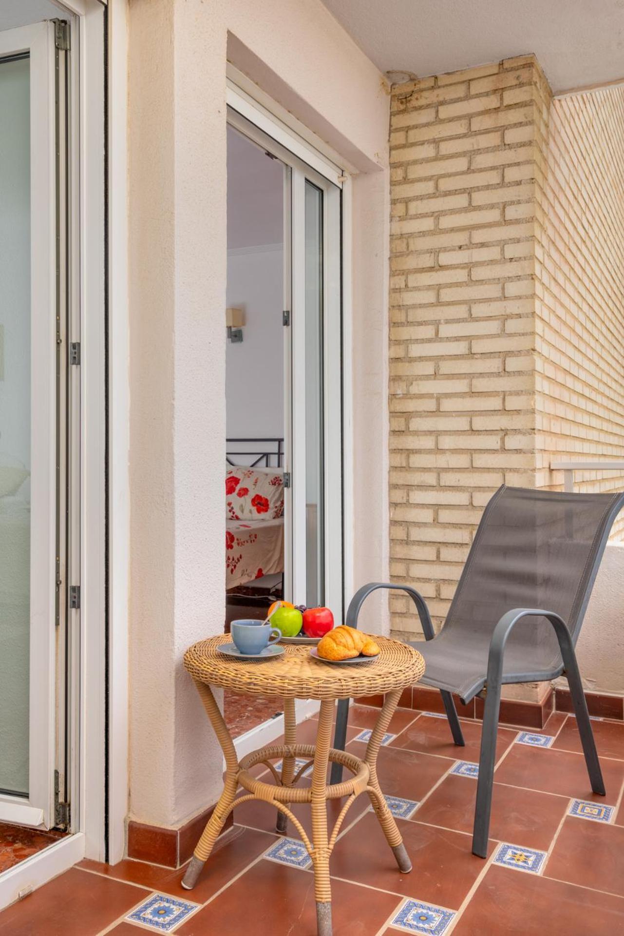 Beachfront, Two Bed- & Bathrooms, Private Parking Фуэнхирола Экстерьер фото