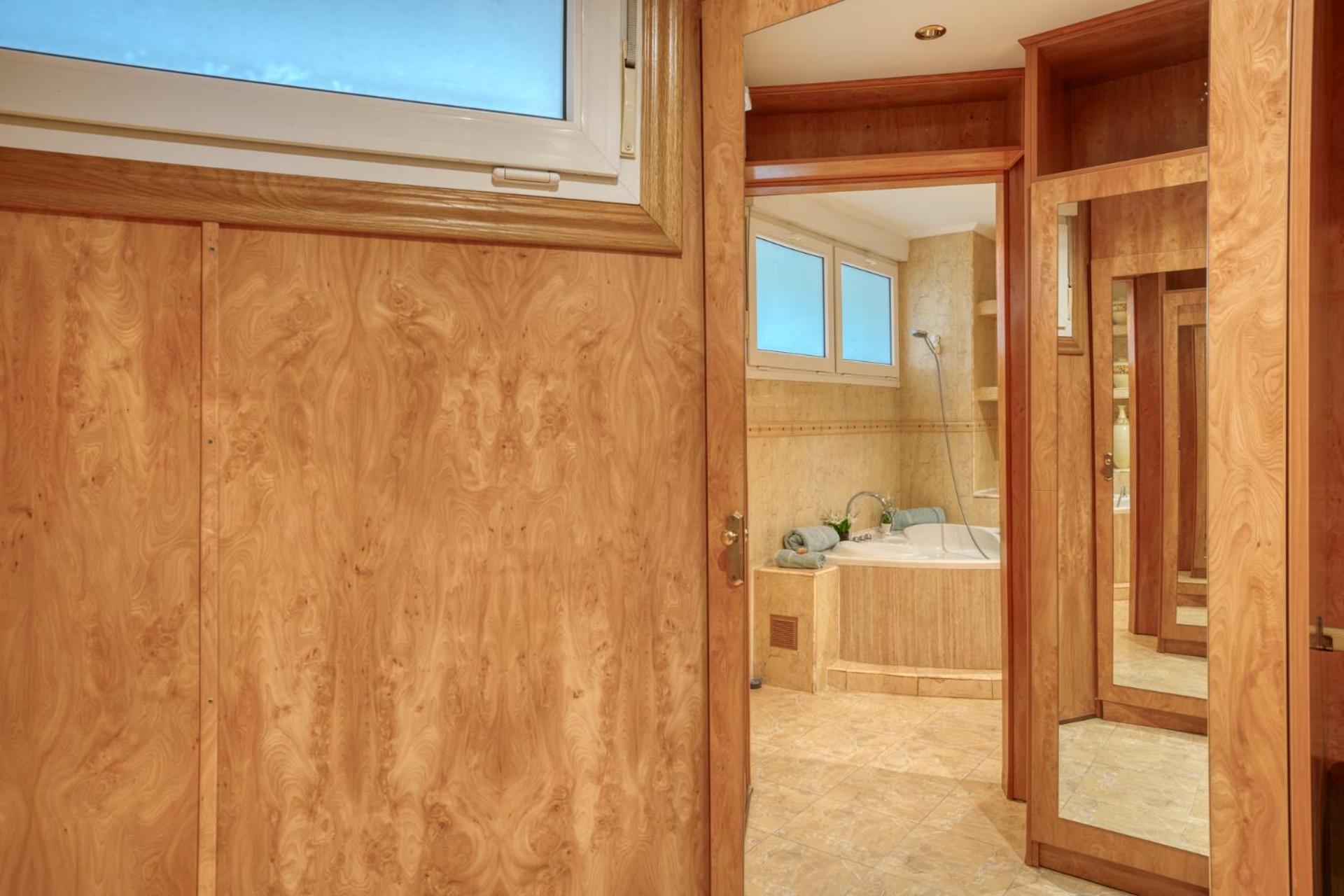 Beachfront, Two Bed- & Bathrooms, Private Parking Фуэнхирола Экстерьер фото
