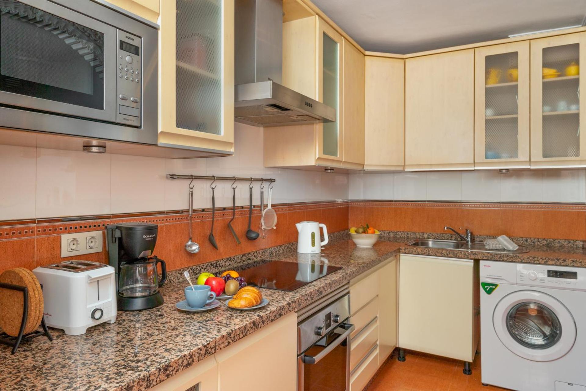 Beachfront, Two Bed- & Bathrooms, Private Parking Фуэнхирола Экстерьер фото