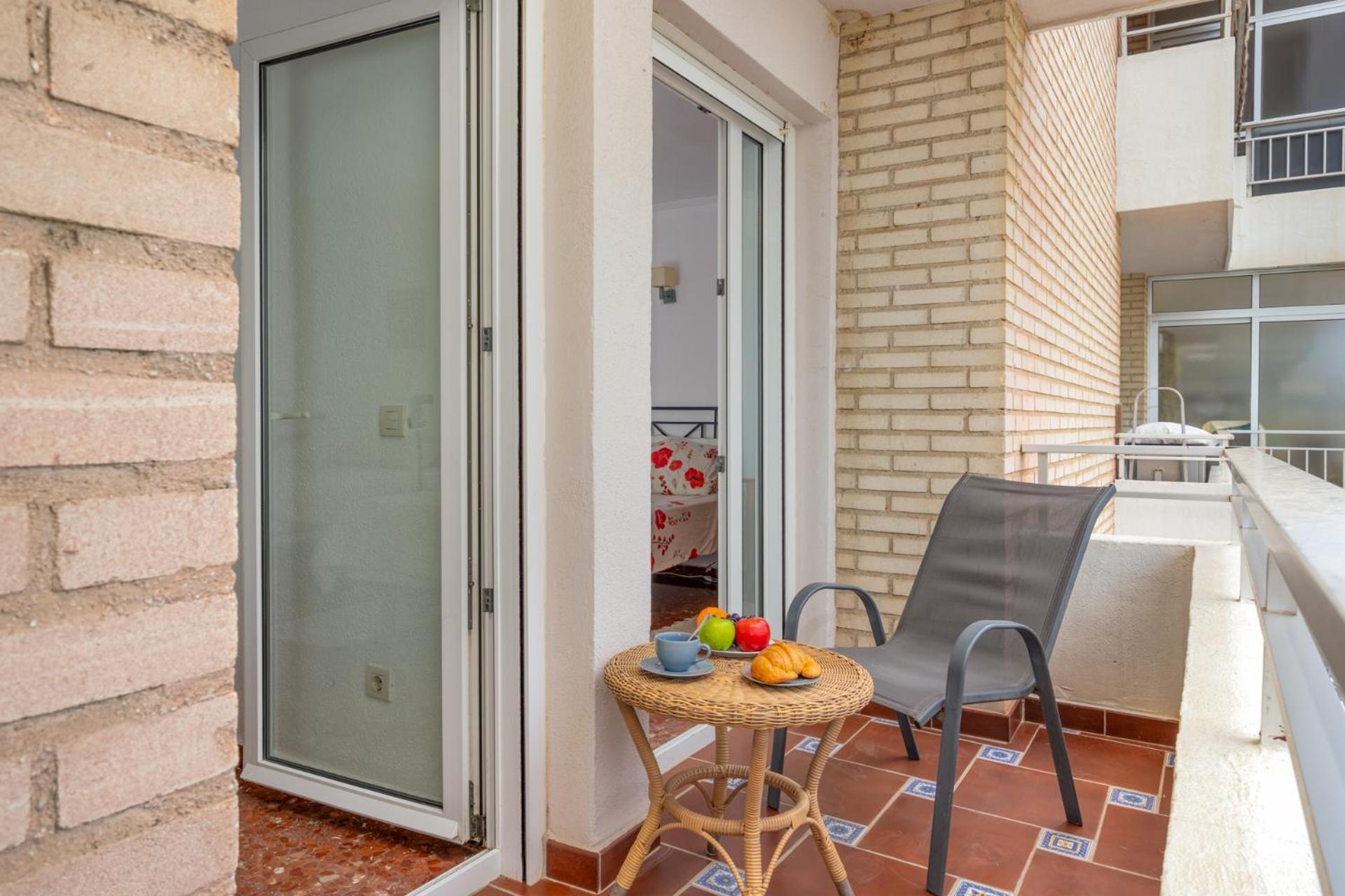 Beachfront, Two Bed- & Bathrooms, Private Parking Фуэнхирола Экстерьер фото